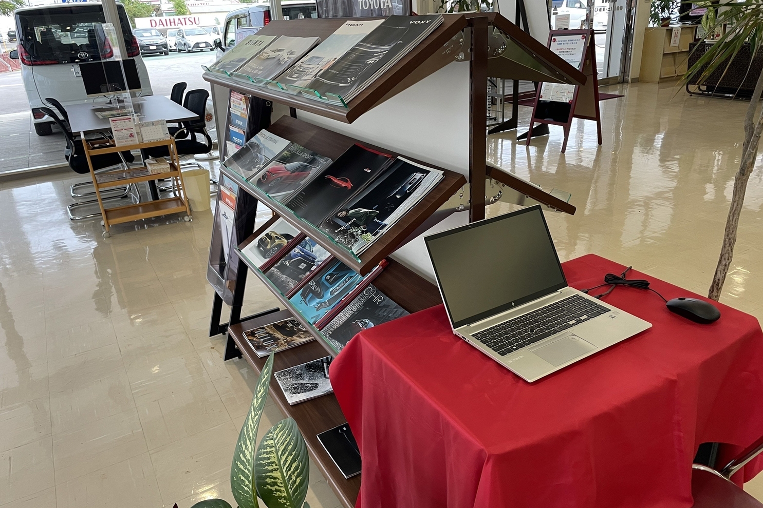 トヨタウン八重山支店　ショールーム全景②