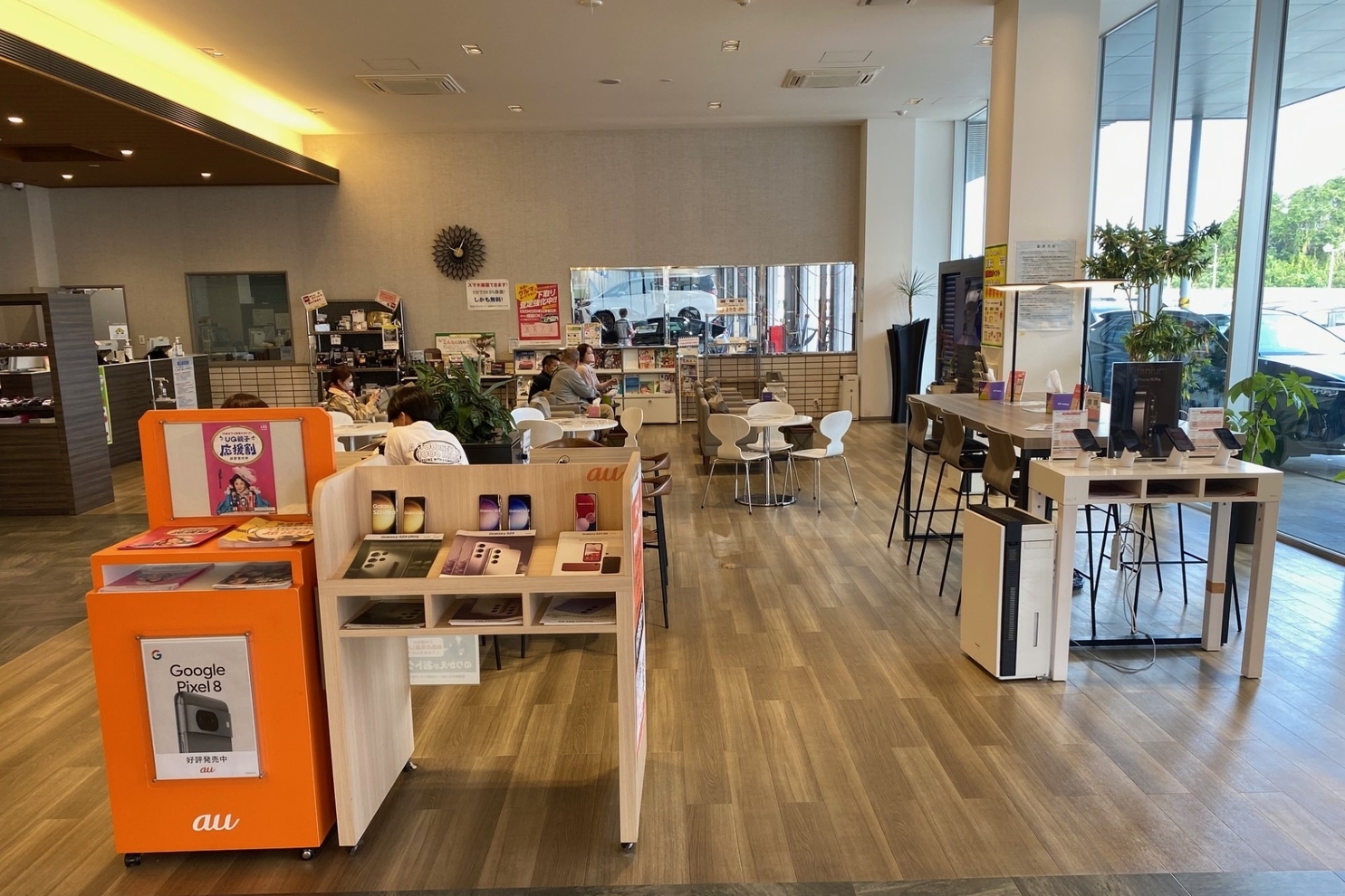 店舗情報　トヨタウン浦添店（ショールーム全景③）