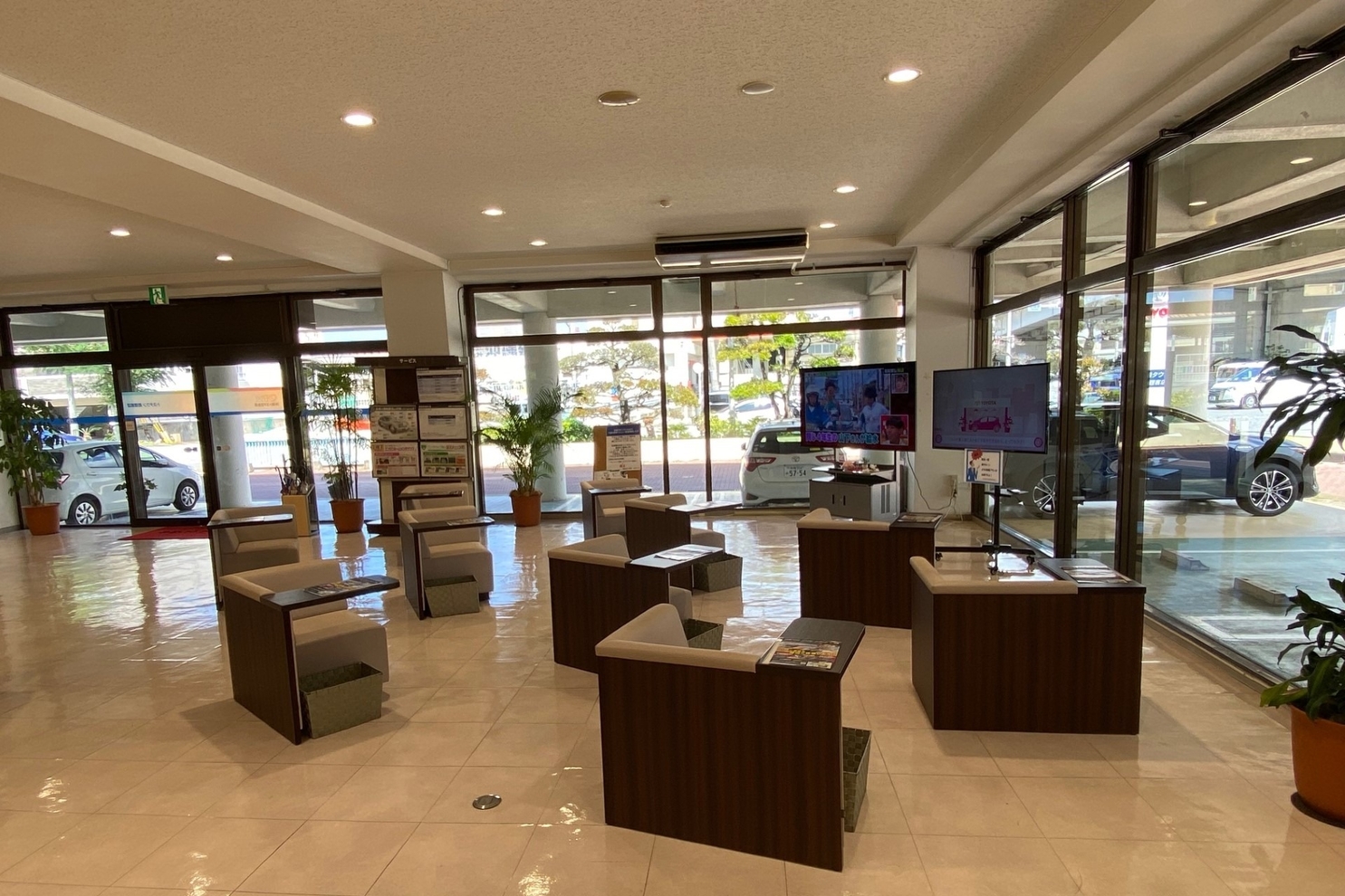 店舗情報　トヨタウン勢理客店（待合コーナー①）