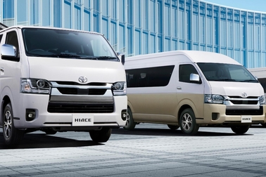 （左）：VAN・2WD・2800ディーゼル・標準ボディ・スーパーGL
